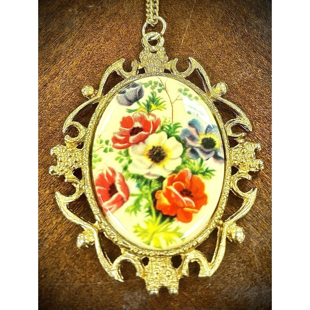 Vintage Gold Tone Floral Cameo Pendant Necklace Oval Cabochon Statement